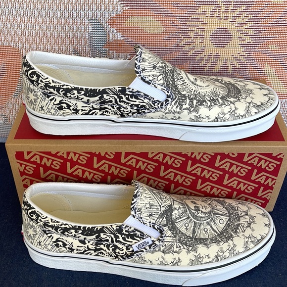 Vans WMNS Classic Slip-0n
(Ouroboros) Black/Tr Wht
VN0A4U38WT8
Sneakers - Picture 3 of 16